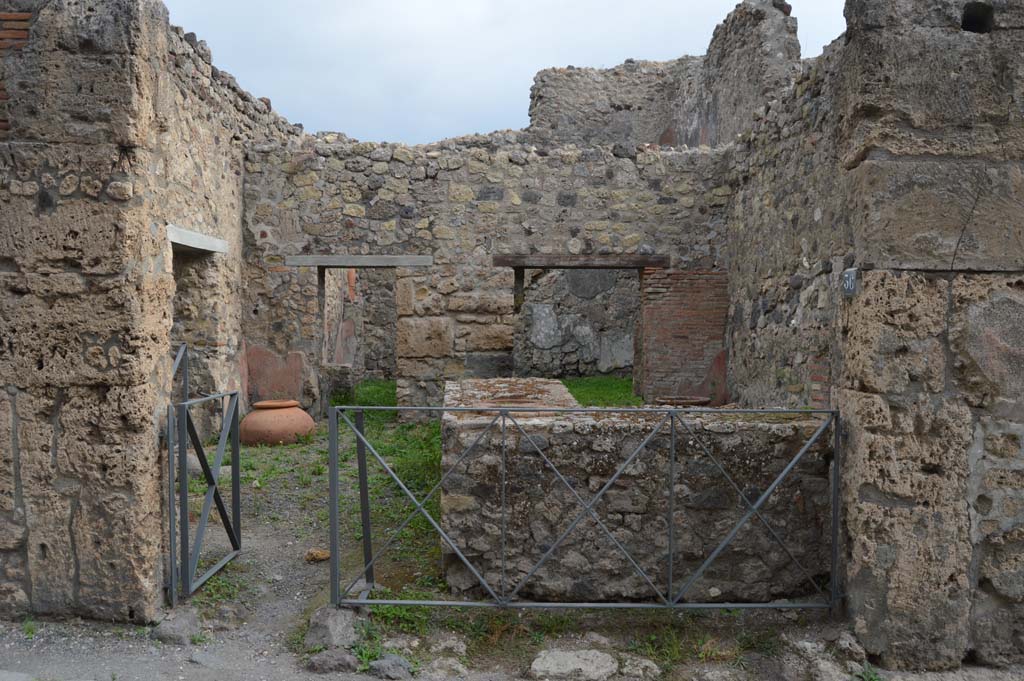 VI.14.36 Pompeii. October 2017. Looking east to entrance doorway.
Foto Taylor Lauritsen, ERC Grant 681269 DÉCOR.