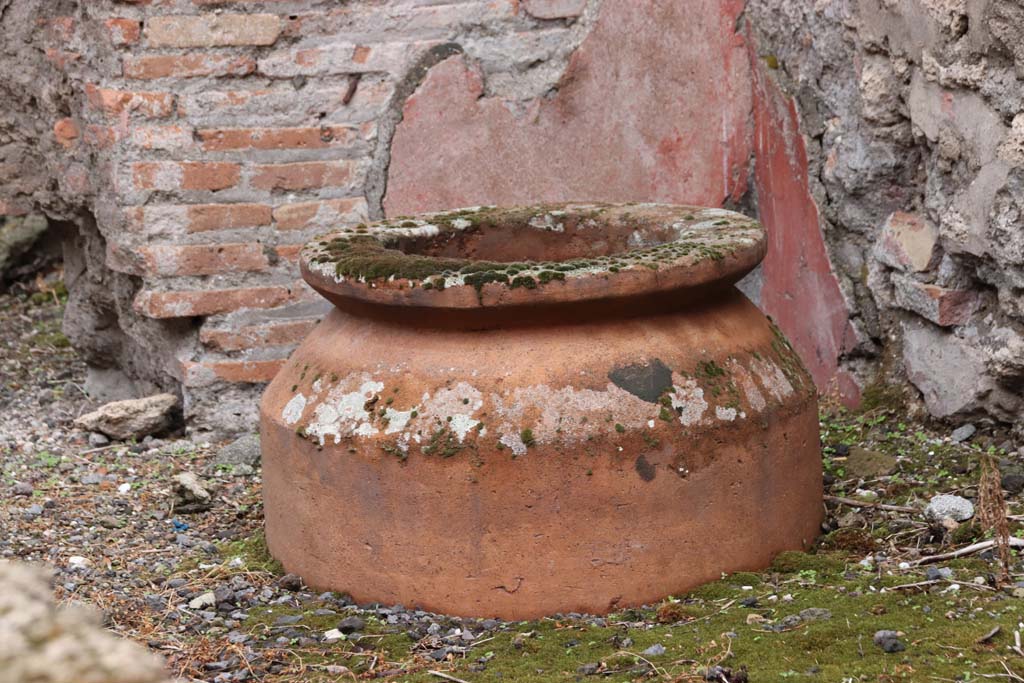 VI.14.36 Pompeii. October 2020. Looking towards south-east corner of bar-room with terracotta pot. Photo courtesy of Klaus Heese.
