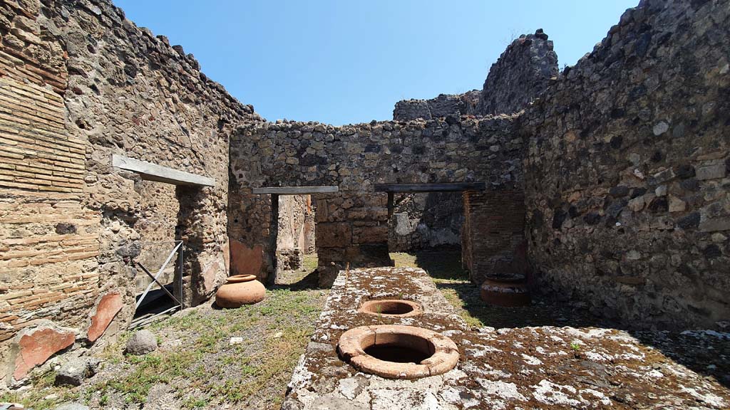 VI.14.36 Pompeii. July 2021. Looking east across counter in bar-room.
Foto Annette Haug, ERC Grant 681269 DÉCOR.