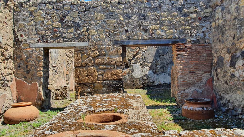 VI.14.36 Pompeii. July 2021. Looking east towards two doorways to rear rooms.
Foto Annette Haug, ERC Grant 681269 DÉCOR.
