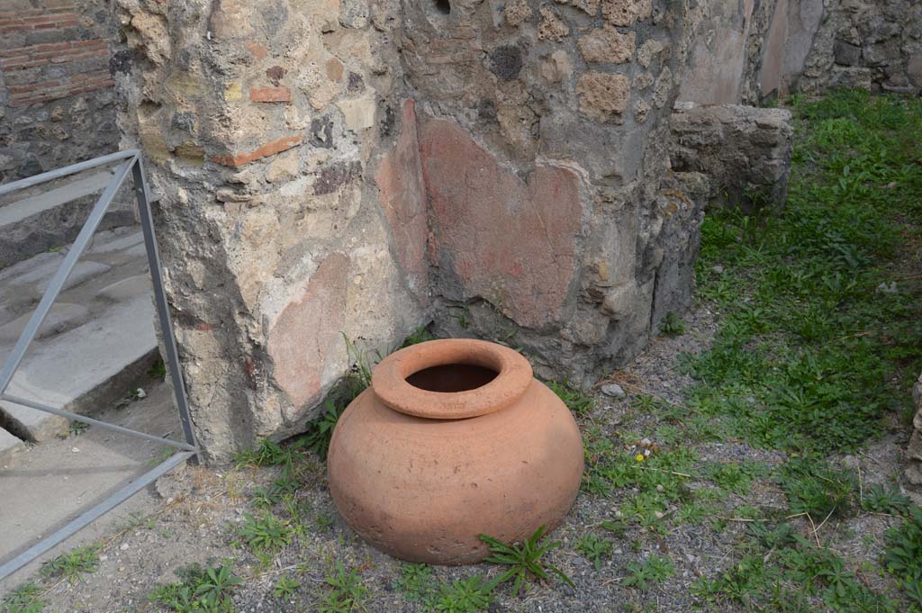 VI.14.36 Pompeii. October 2017. Terracotta pot in north-east corner of bar room, on the right is the doorway into the kitchen.
Foto Taylor Lauritsen, ERC Grant 681269 DÉCOR.