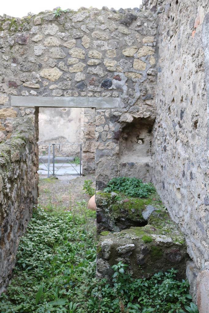 VI.14.36 Pompeii. December 2018.
Hearth in north-west corner of kitchen. Photo courtesy of Aude Durand.