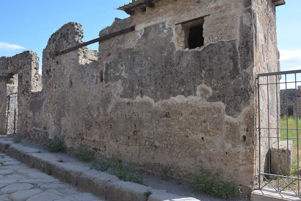VI.14.38, on right, Pompeii. July 2017. Looking north towards façade on north side of entrance doorway.
Foto Annette Haug, ERC Grant 681269 DÉCOR.
