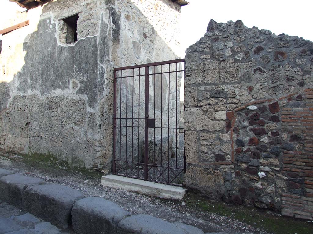 VI.14.38 Pompeii. December 2007. Entrance doorway.