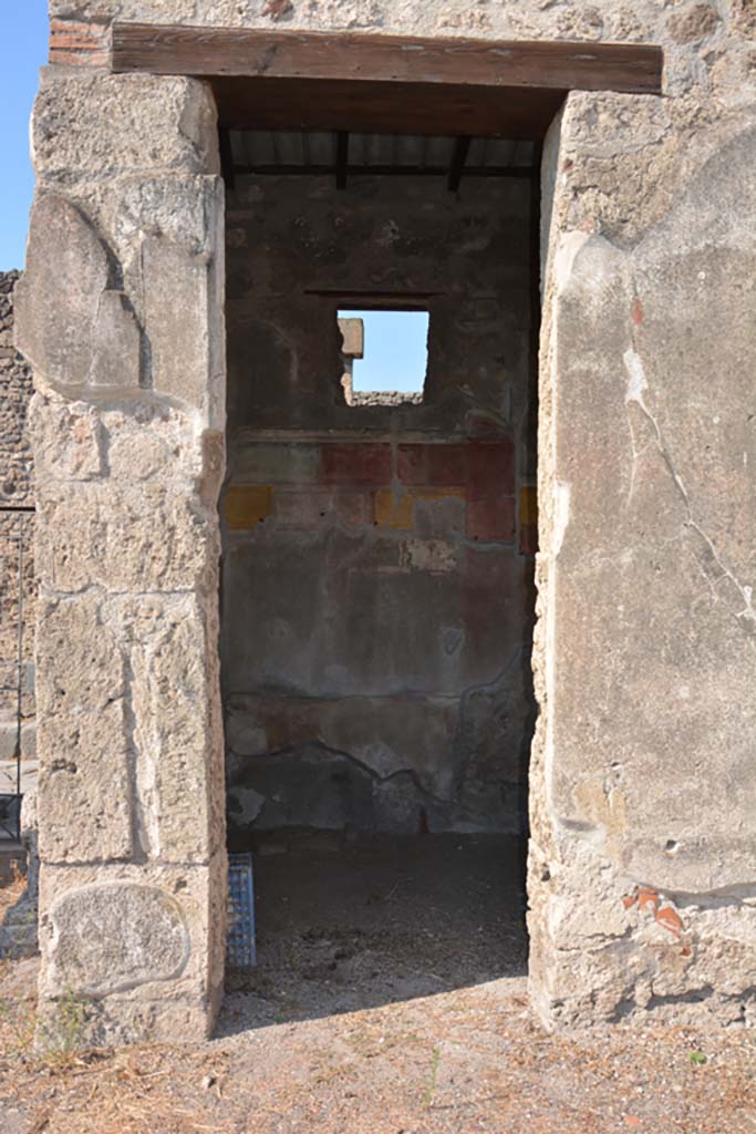 VI.14.38 Pompeii. September 2019.
Looking west through doorway to cubiculum on north side of entrance doorway.
Foto Annette Haug, ERC Grant 681269 DÉCOR.