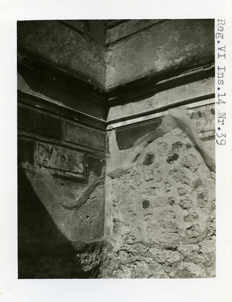 VI.14.38 Pompeii but numbered as VI.14.39. Pre-1937-39.
North-west corner of cubiculum on north side of entrance doorway.
Photo courtesy of American Academy in Rome, Photographic Archive. Warsher collection no. 1812.
