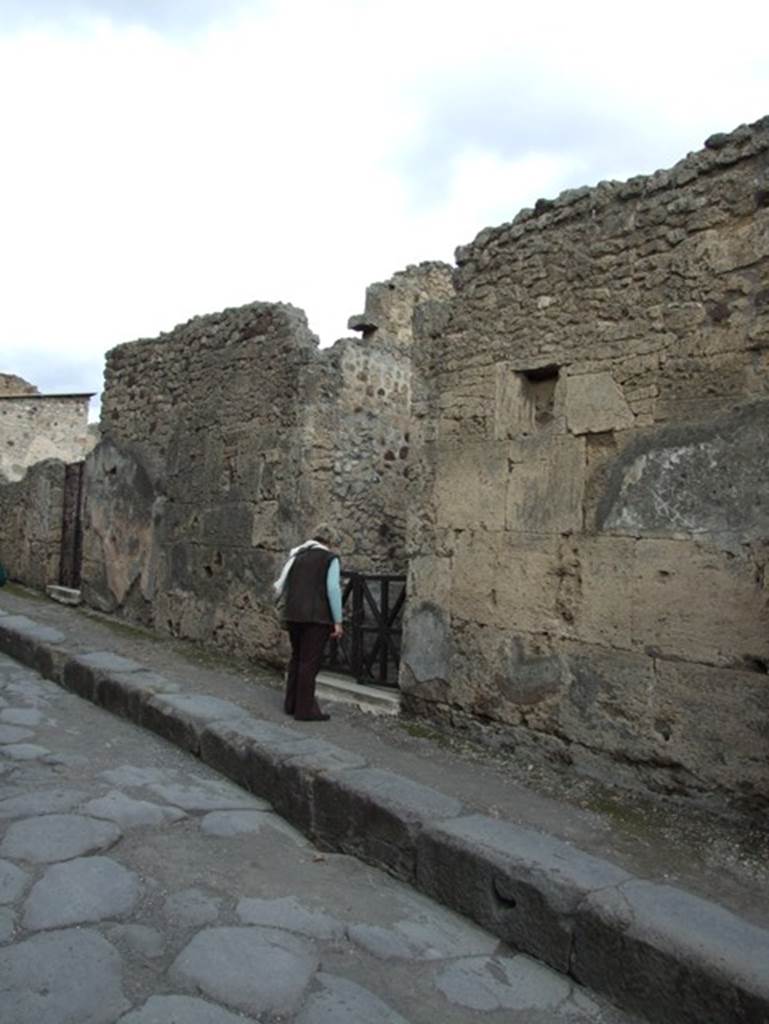 VI.14.40 Pompeii. December 2007. Looking north to entrance doorway on Vicolo dei Vettii.