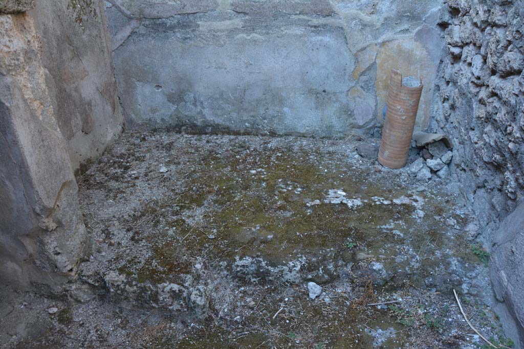 VI.14.40 Pompeii. September 2019. Looking west across flooring towards alcove in cubiculum on south side of entrance corridor.
Foto Annette Haug, ERC Grant 681269 DÉCOR
