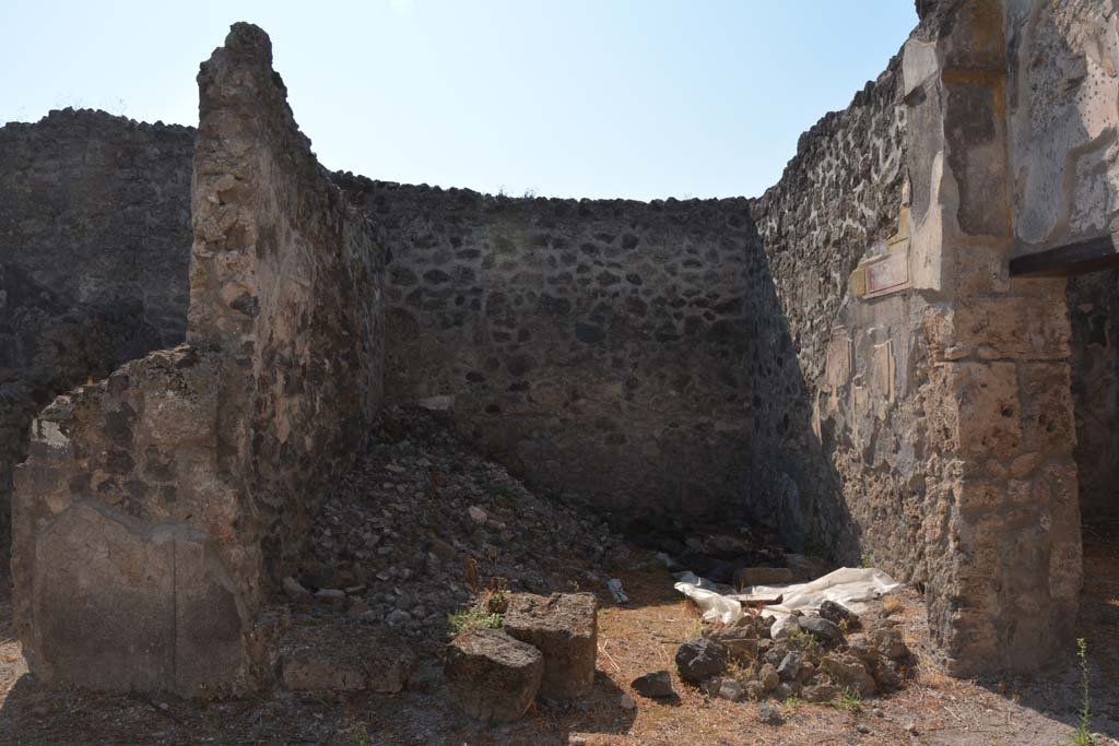 VI.14.40 Pompeii. September 2019. Looking towards exedra on south side of peristyle. 
Foto Annette Haug, ERC Grant 681269 DÉCOR
