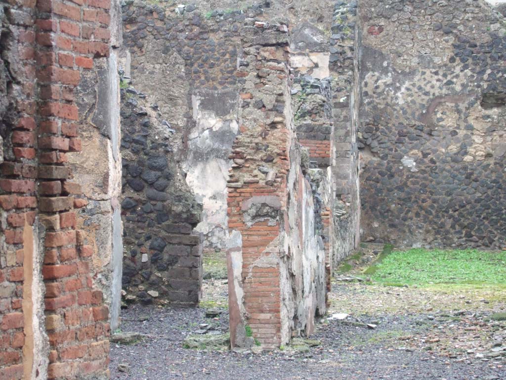 VI.14.42 Pompeii. December 2005. Looking east across atrium and small tablinum towards garden area at rear. According to Jashemski, the small garden at the right rear of the house, excavated in 1846, was visible from the entrance doorway through the atrium and tablinum. It had a covered passageway on the west side. The triclinium to the north of the garden had a wide window looking into the garden. See Jashemski, W. F., 1993. The Gardens of Pompeii, Volume II: Appendices. New York: Caratzas. (p.151)
