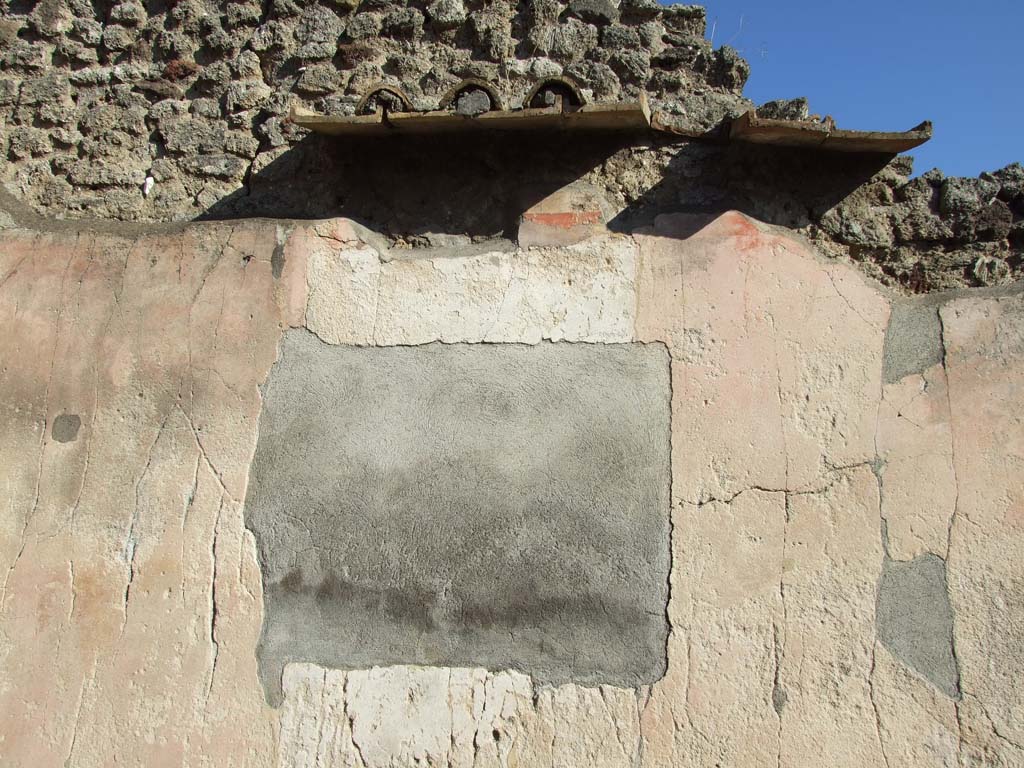 VI.14.43 Pompeii. December 2007. Room 16, east wall of exedra.
According to Bragantini, the east wall would have had a black dado.
The middle zone of the wall had a painting in the central aedicula panel, which had been partially removed.
The aedicula had a white background. The side panels of the wall were painted red.
