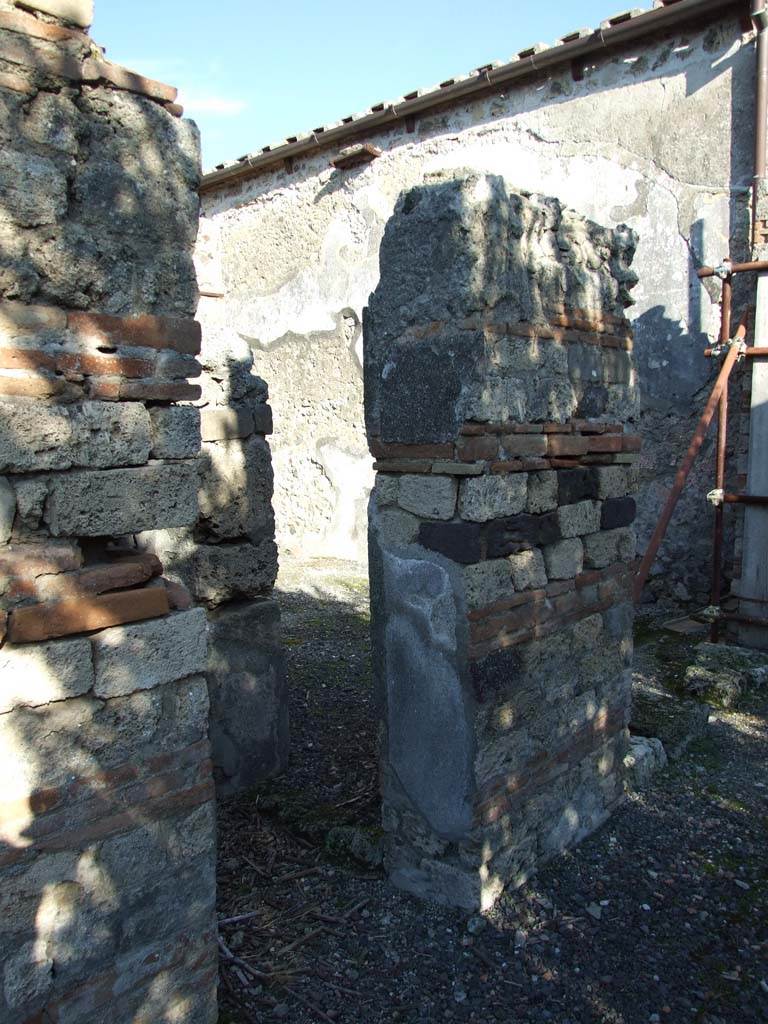 VI.14.43 Pompeii. December 2007. Doorway (on left) to steps to upper floor and corridor leading to room 17.
Eschebach described it as a room for stairs.
See Eschebach, L., 1993. Gebäudeverzeichnis und Stadtplan der antiken Stadt Pompeji. Köln: Böhlau. (p.217)
On the right is the doorway to room 18. 
