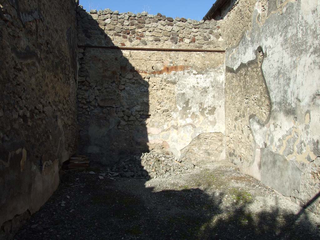 VI.14.43 Pompeii. December 2007. Room 18, looking north.
According to Bragantini, the floor was made of cocciopesto with ornamental decoration in white tesserae, the border looked like diamond shaped netting.
The white dado of the north wall (and the south-east corner) was splashed with red.
The east wall (on the right) had a black dado, the middle and upper zones of the wall were white.
See Bragantini, de Vos, Badoni, 1983. Pitture e Pavimenti di Pompei, Parte 2. Rome: ICCD. (p.303, triclinio ‘16’)
