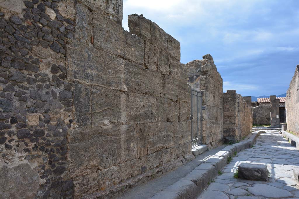 VI.14.43 Pompeii. July 2017. Looking south towards entrance doorway.
Foto Annette Haug, ERC Grant 681269 DÉCOR.
