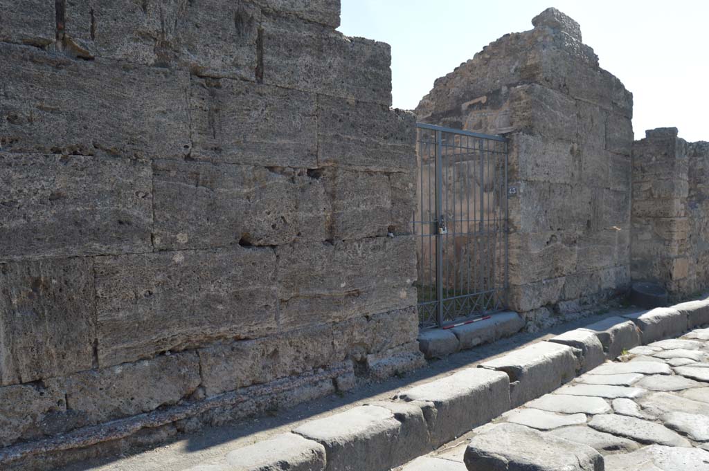 VI.14.43 Pompeii. October 2017. Looking south along front façade towards entrance doorway.
Foto Taylor Lauritsen, ERC Grant 681269 DÉCOR.

