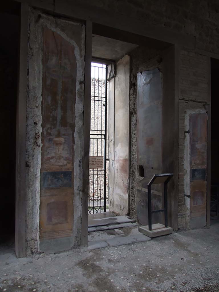 VI.15.1 Pompeii. December 2006. 
Looking east towards entrance doorway and vestibule, from atrium.
