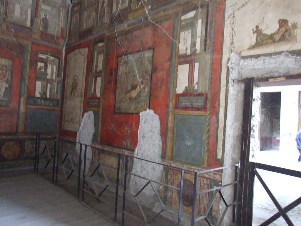 VI.15.1 Pompeii. December 2006. South wall of exedra.