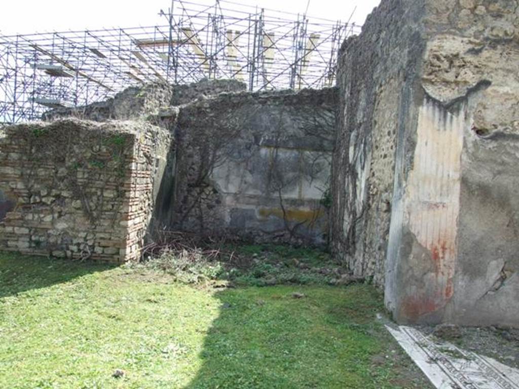 VI.15.5 Pompeii. March 2009. Room 25, ala, on south side of atrium. Looking south. According to NdS, this ala would have had a floor of opus signinum. The walls were decorated in the first style, with black raised stucco blocks, separated by yellow bands.
 See Notizie degli Scavi, January 1897, (p.22)
