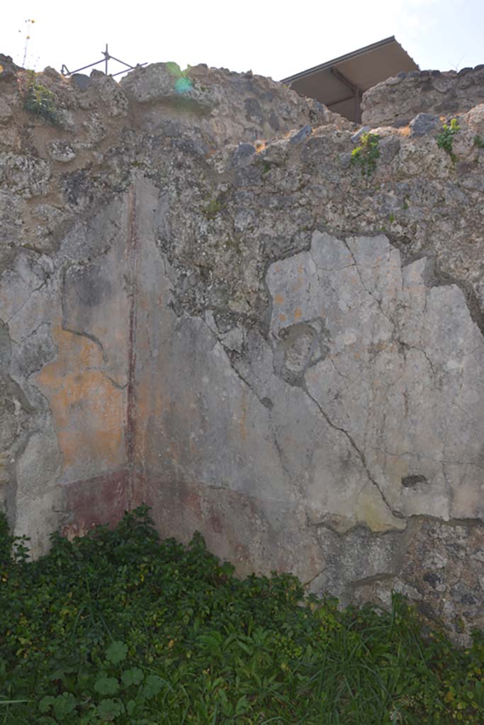 VI 15 5 Pompeii. March 2019. Cubiculum 26, south-west corner and west wall.
Foto Annette Haug, ERC Grant 681269 DÉCOR.
According to PPM –
In the centre of the west wall the remains of the central painting could be seen (23.5cm x 49cm) but now totally vanished.
See Carratelli, G. P., 1990-2003. Pompei: Pitture e Mosaici. V (5). Roma: Istituto della enciclopedia italiana, (no.12, p.586).


