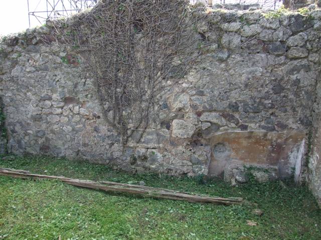 VI.15.5 Pompeii. March 2009. Room 27, south wall of cubiculum.   
According to PPM –
“In the bed recess of the south wall, there is also the masonry support for the bed and part of the red zoccolo/plinth divided into panels. The floor was of simple cocciopesto.”
See Carratelli, G. P., 1990-2003. Pompei: Pitture e Mosaici. V (5). Roma: Istituto della enciclopedia italiana, (No.10, p.586).
