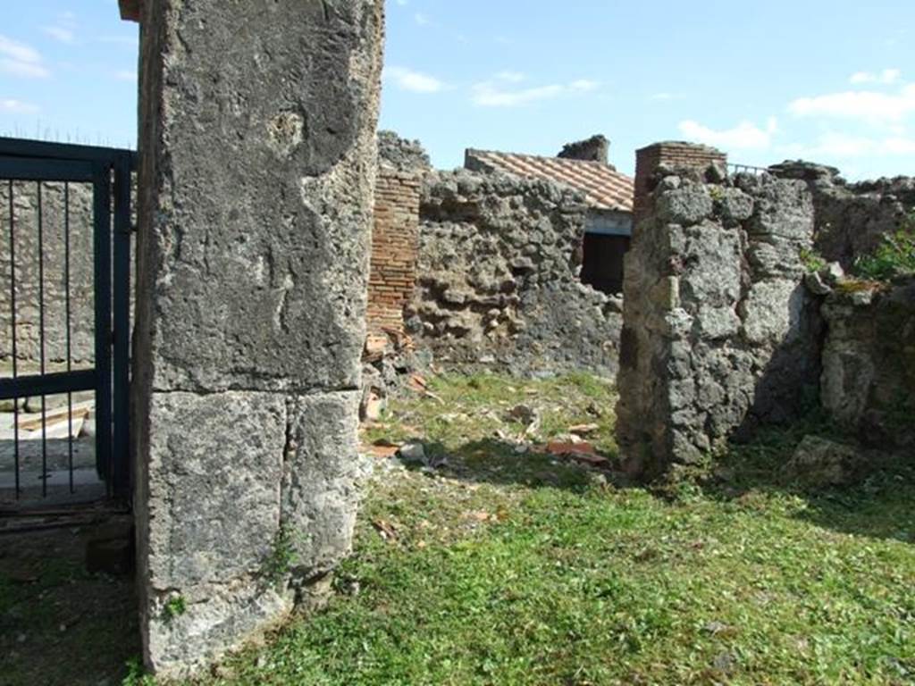 VI 15 5 Pompeii. March 2019. Room 28, looking east through doorway.
Foto Annette Haug, ERC Grant 681269 DÉCOR.
