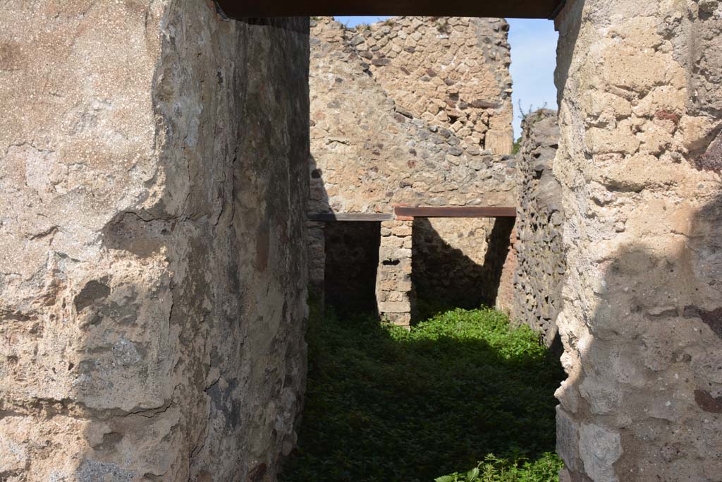 VI 15 5 Pompeii. March 2019. Room 2, looking north through doorway to room 2, storeroom, kitchen and latrine.
Foto Annette Haug, ERC Grant 681269 DÉCOR.
