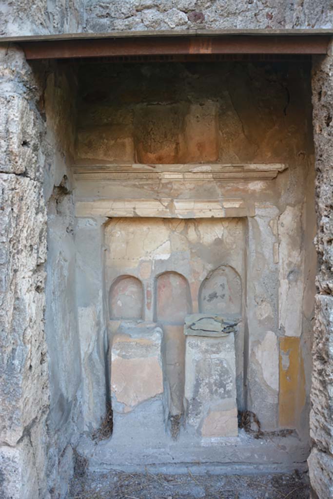 VI 15 5 Pompeii. October 2019. 
Room 1, altar in atrium. Looking east in north-east corner of atrium, with altar. 
Foto Annette Haug, ERC Grant 681269 DÉCOR.
