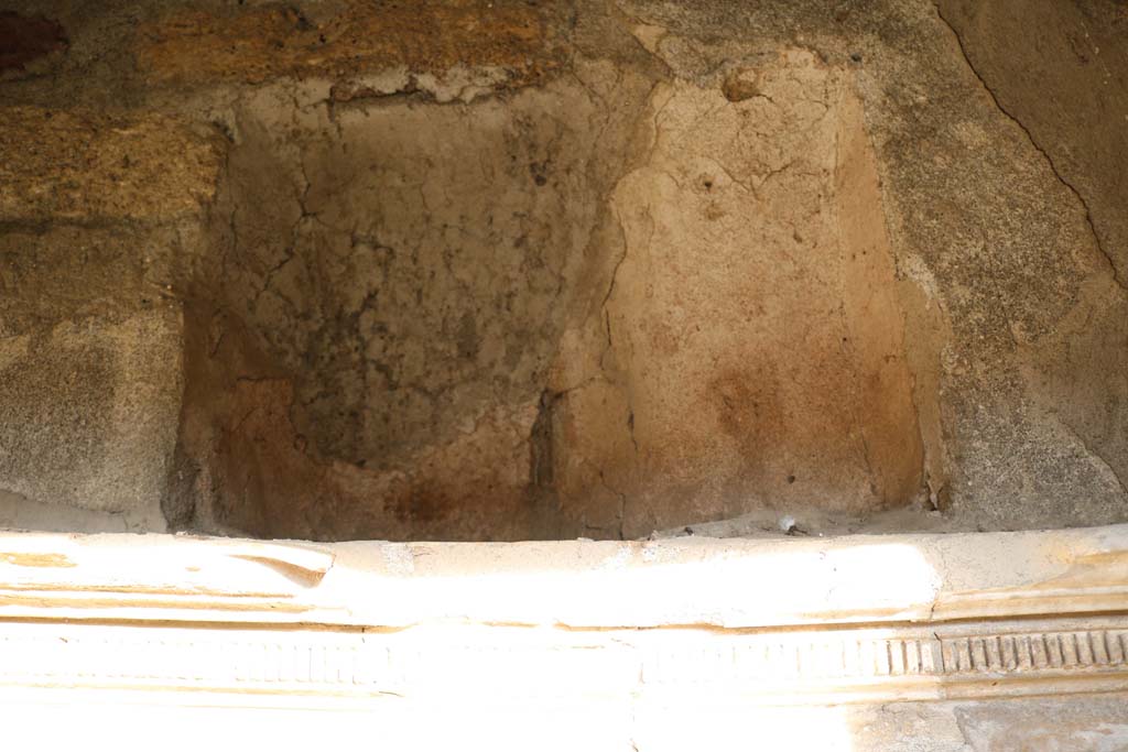 VI.15.5 Pompeii. March 2009.  Room 1, rectangular niche top, with irregular shaped niche.  
