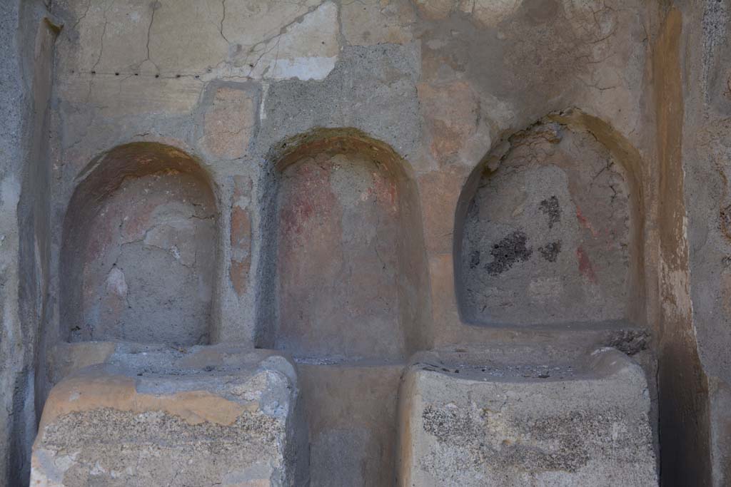 VI 15 5 Pompeii. March 2019. Room 1, three niches above two altars.
Foto Annette Haug, ERC Grant 681269 DÉCOR.

