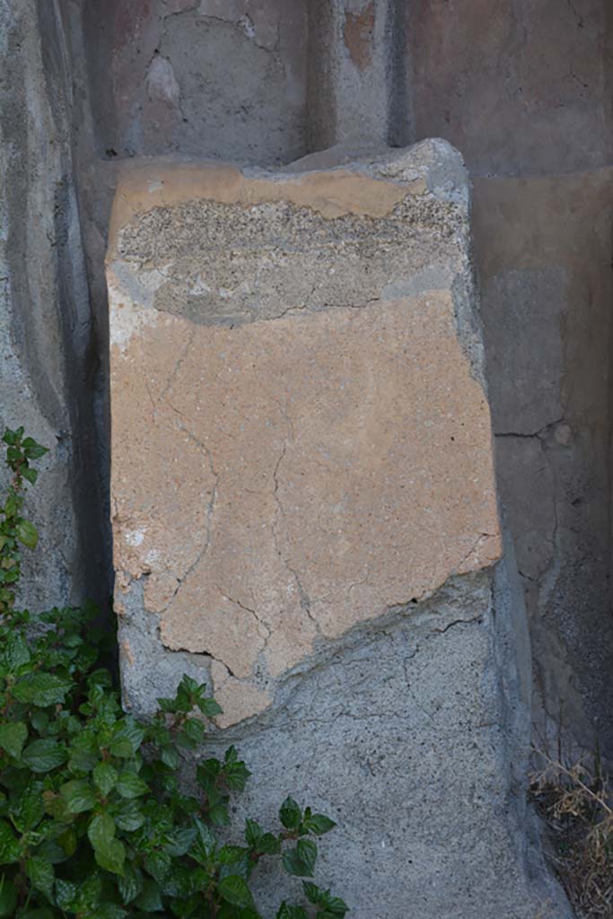 VI 15 5 Pompeii. March 2019. Room 1, altar on north side of recess.
Foto Annette Haug, ERC Grant 681269 DÉCOR.
