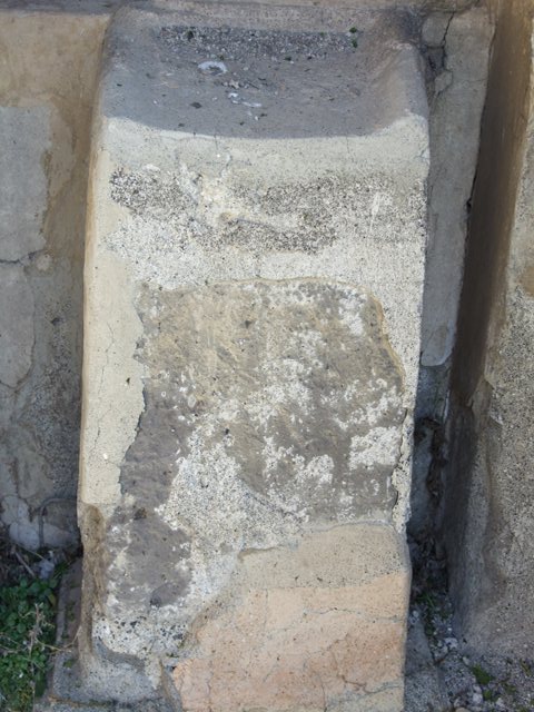 VI 15 5 Pompeii. March 2019. Room 1, altar on south side of recess.
Foto Annette Haug, ERC Grant 681269 DÉCOR.
