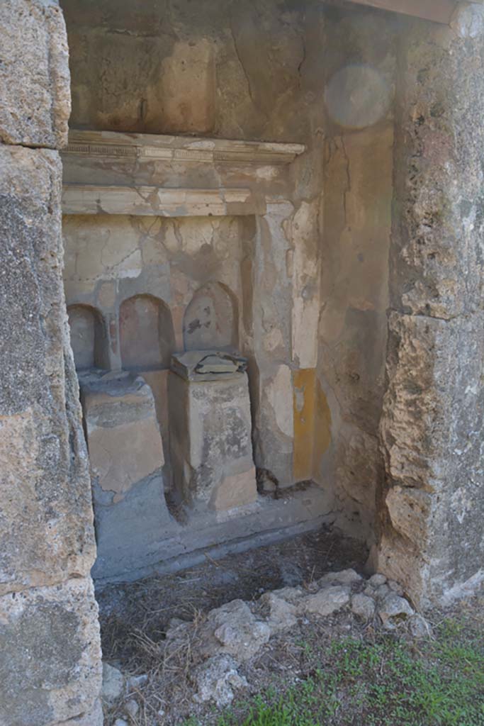 VI 15 5 Pompeii. March 2019. Room 1, altar in atrium, flooring at base of altar. 
Foto Annette Haug, ERC Grant 681269 DÉCOR.
