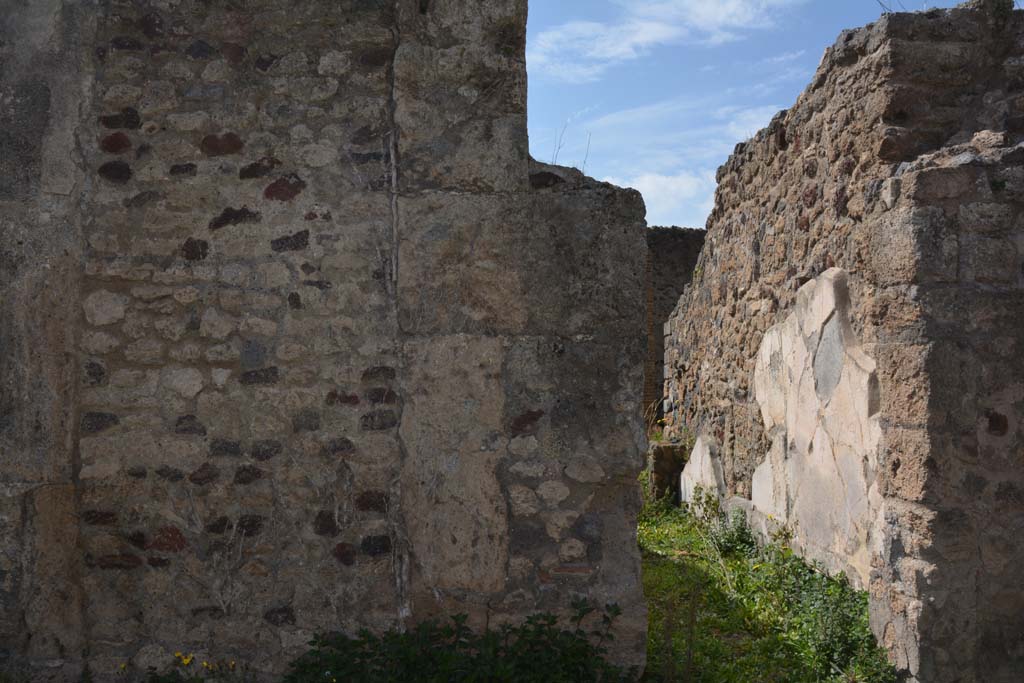 VI 15 5 Pompeii. March 2019. North ala 6, west wall, with doorway to Oecus 24, on right.
Foto Annette Haug, ERC Grant 681269 DÉCOR.
