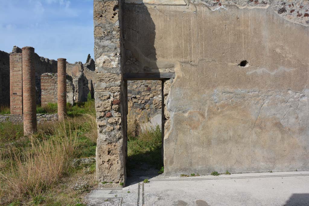 VI 15 5 Pompeii. March 2019. Tablinum 7, doorway in north wall at west end, into oecus, room 24.
Foto Annette Haug, ERC Grant 681269 DÉCOR.
