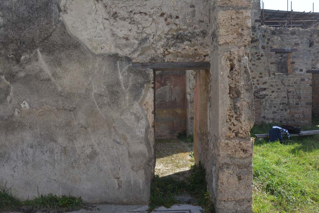 VI 15 5 Pompeii. March 2019. Tablinum 7, small doorway to oecus 8, at west end of south wall.
Foto Annette Haug, ERC Grant 681269 DÉCOR.
