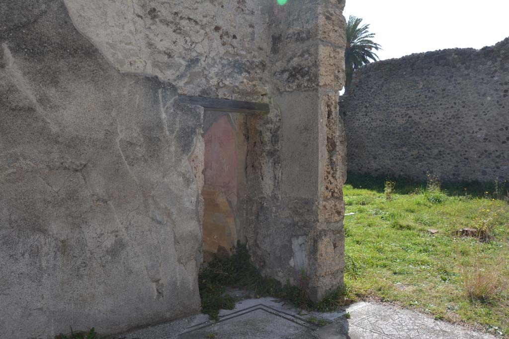 VI 15 5 Pompeii. March 2019. 
Tablinum 7, looking west along south wall towards small doorway to oecus 8, and through doorway onto east portico of garden area.
Foto Annette Haug, ERC Grant 681269 DÉCOR.

