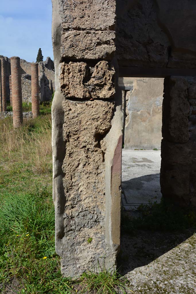 VI 15 5 Pompeii. March 2019. 
Oecus/triclinium 8, north side of doorway, with doorway to tablinum 7, on right.
Foto Annette Haug, ERC Grant 681269 DÉCOR.
