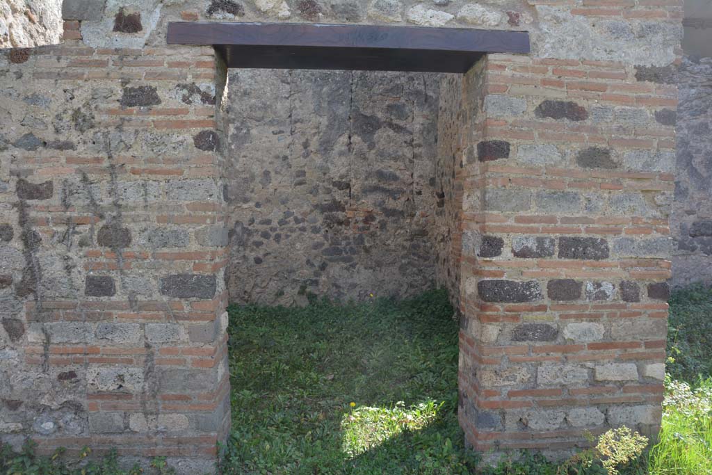 VI 15 5 Pompeii. March 2019. Doorway to diaeta (garden room) 10 from south portico. 
Foto Annette Haug, ERC Grant 681269 DÉCOR.
