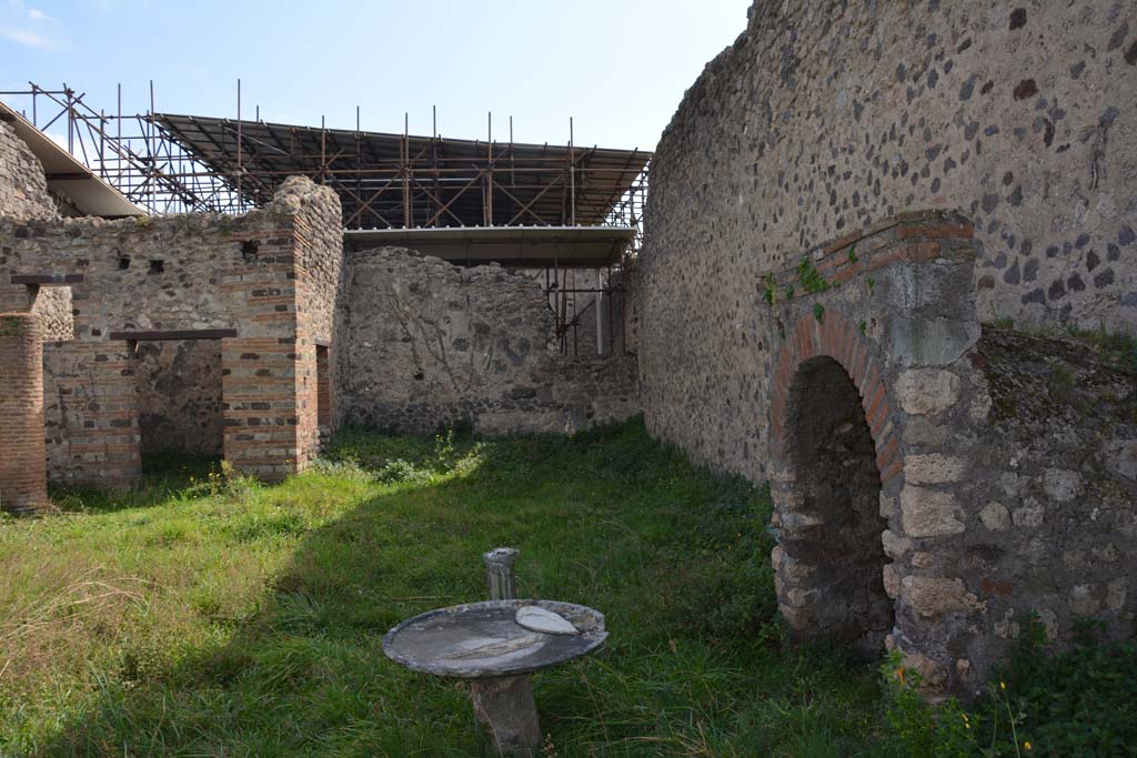 VI 15 5 Pompeii. March 2019.  Looking south across garden area, with room 10, on left.
Foto Annette Haug, ERC Grant 681269 DÉCOR.
