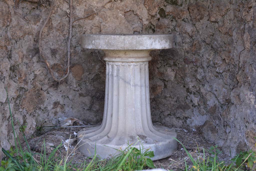 VI 15 5 Pompeii. March 2019. Garden area 11, white marble base for a fountain.
Foto Annette Haug, ERC Grant 681269 DÉCOR.
