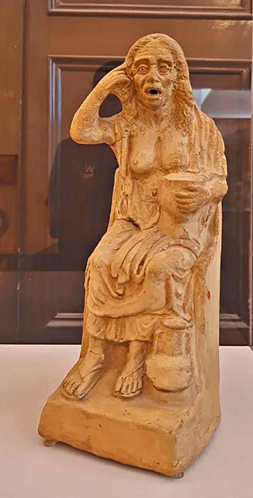 VI.15.5 Pompeii. October 2023.
Clay figurine of an old drunken woman. Photo courtesy of Giuseppe Ciaramella. 
On display in “L’altra MANN” exhibition, October 2023, at Naples Archaeological Museum.
