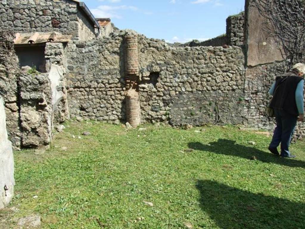 VI 15 5 Pompeii. March 2019. East portico at north end, looking east.
Foto Annette Haug, ERC Grant 681269 DÉCOR.
