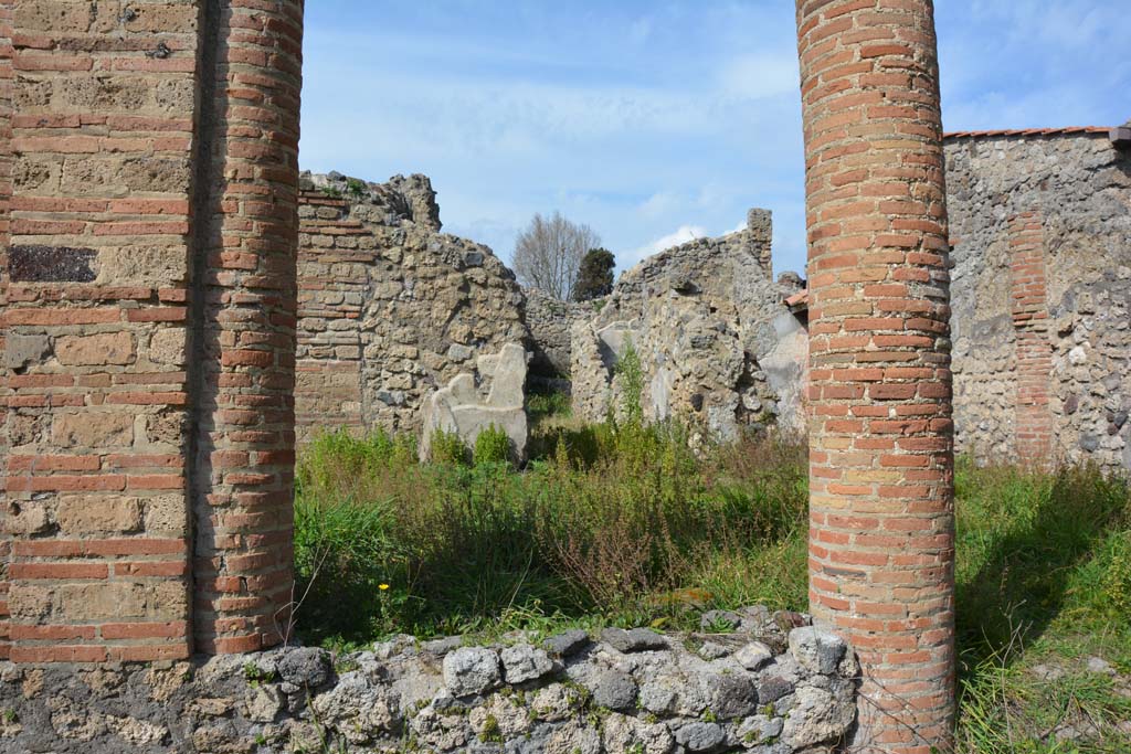 VI 15 5 Pompeii. March 2019. Garden area 11, north-west corner of west wall of garden area, with north portico, on right.
Foto Annette Haug, ERC Grant 681269 DÉCOR.
