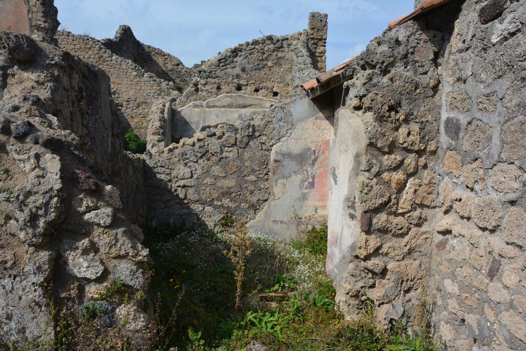 VI 15 5 Pompeii. March 2019. Cubiculum 14, looking north through doorway.
Foto Annette Haug, ERC Grant 681269 DÉCOR.
