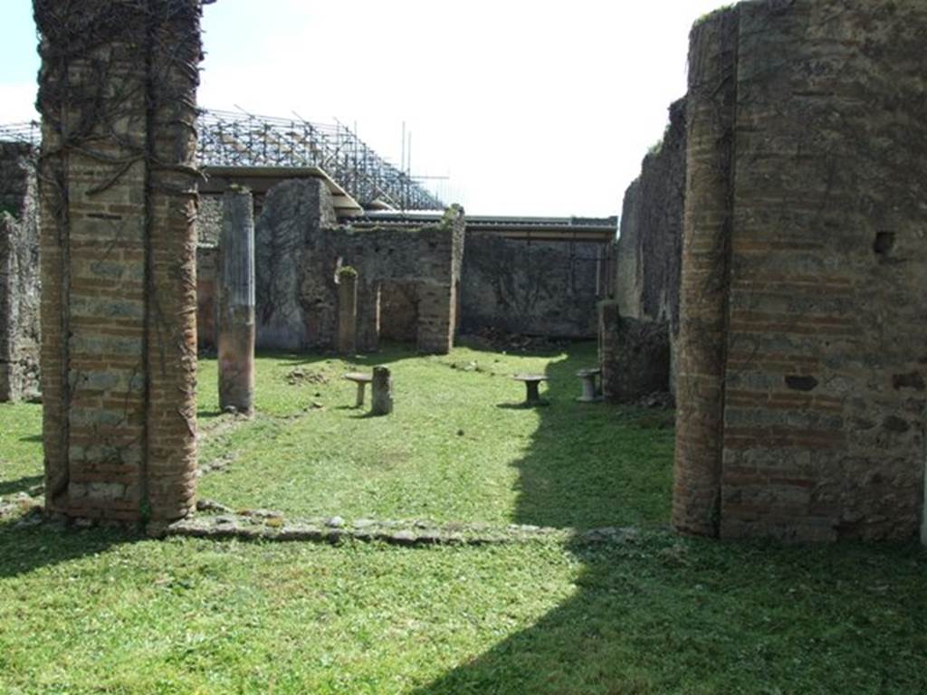 VI.15.5 Pompeii.  March 2009.  Room 23. Looking south across north portico to garden area.