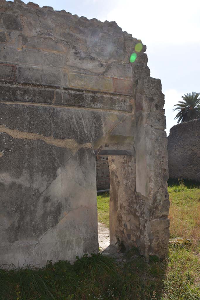 VI 15 5 Pompeii. March 2019. 
Oecus 24, south wall at west end, with small doorway into tablinum 7.
Foto Annette Haug, ERC Grant 681269 DÉCOR.
