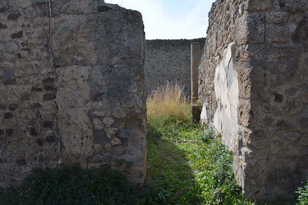 VI 15 5 Pompeii. March 2019. Oecus 24, looking west through doorway from north ala 6.
Foto Annette Haug, ERC Grant 681269 DÉCOR.
