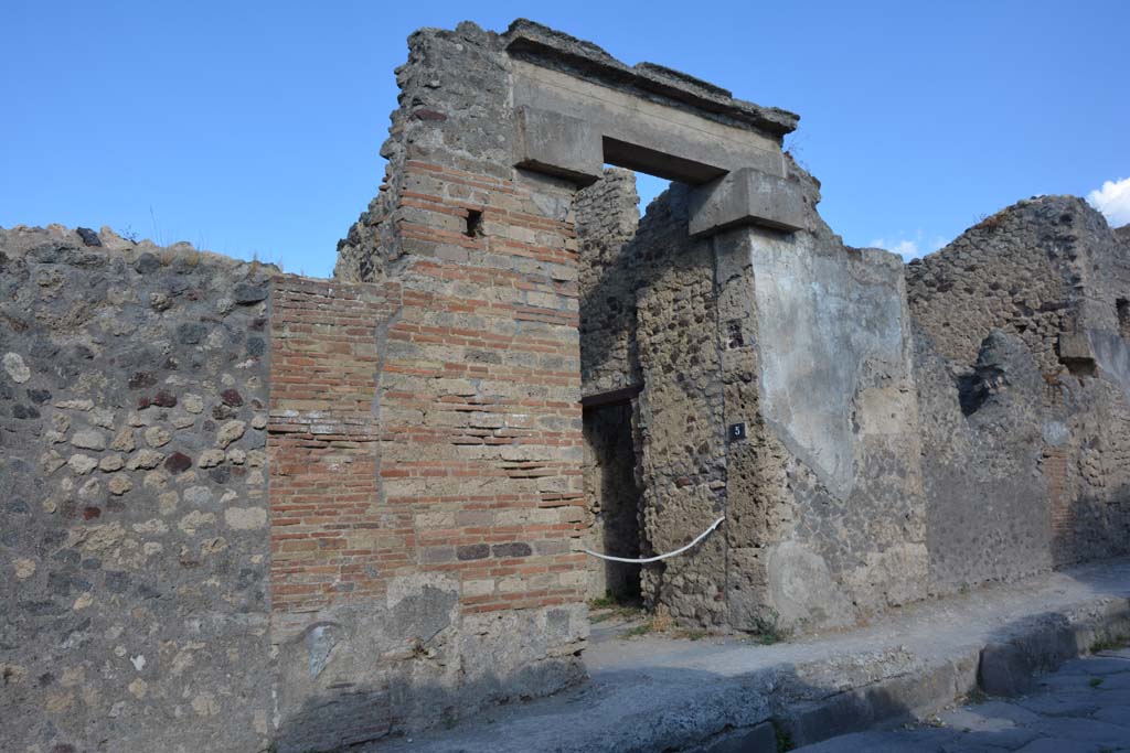VI 15 5 Pompeii. July 2017. Looking towards entrance doorway on west side of Vicolo dei Vettii.
Foto Annette Haug, ERC Grant 681269 DÉCOR.
