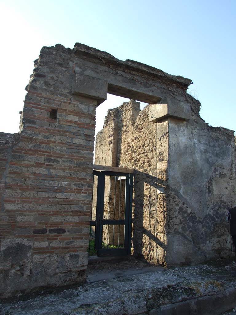 VI.15.5 Pompeii. December 2007. Entrance doorway. According to NdS, the entrance conserved in situ the projection of tufo, faced with stucco with its decoration. It was supported by a lintel, which rested on two large cubes of tufo covered with stucco.
The lintel fulfilled the function of capitals of the doorjambs for the doorway. See Notizie degli Scavi, January 1897, (p.21-22)
According to Della Corte, found painted to the right of the entrance was –
Pupius Rufus facit, idem probat     [CIL IV 3537]
See Della Corte, M., 1965.  Case ed Abitanti di Pompei. Napoli: Fausto Fiorentino. (p. 65)
 According to Epigraphik-Datenbank Clauss/Slaby (See www.manfredclauss.de) it read -
] aed(ilem) i(uvenem) p(robum) d(ignum) r(ei) p(ublicae) o(ro) v(os) f(aciatis) Pupius Rufus facit 
idem probat      [CIL IV 3537]
