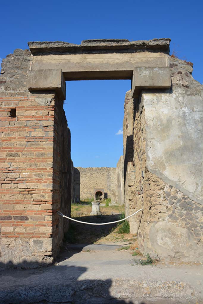 VI 15 5 Pompeii. July 2017. Looking west through entrance doorway towards atrium.
Foto Annette Haug, ERC Grant 681269 DÉCOR.
